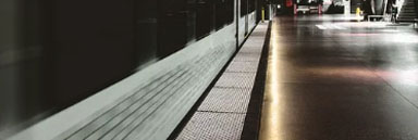 Dalles podotactile sur le quai d'un métro 